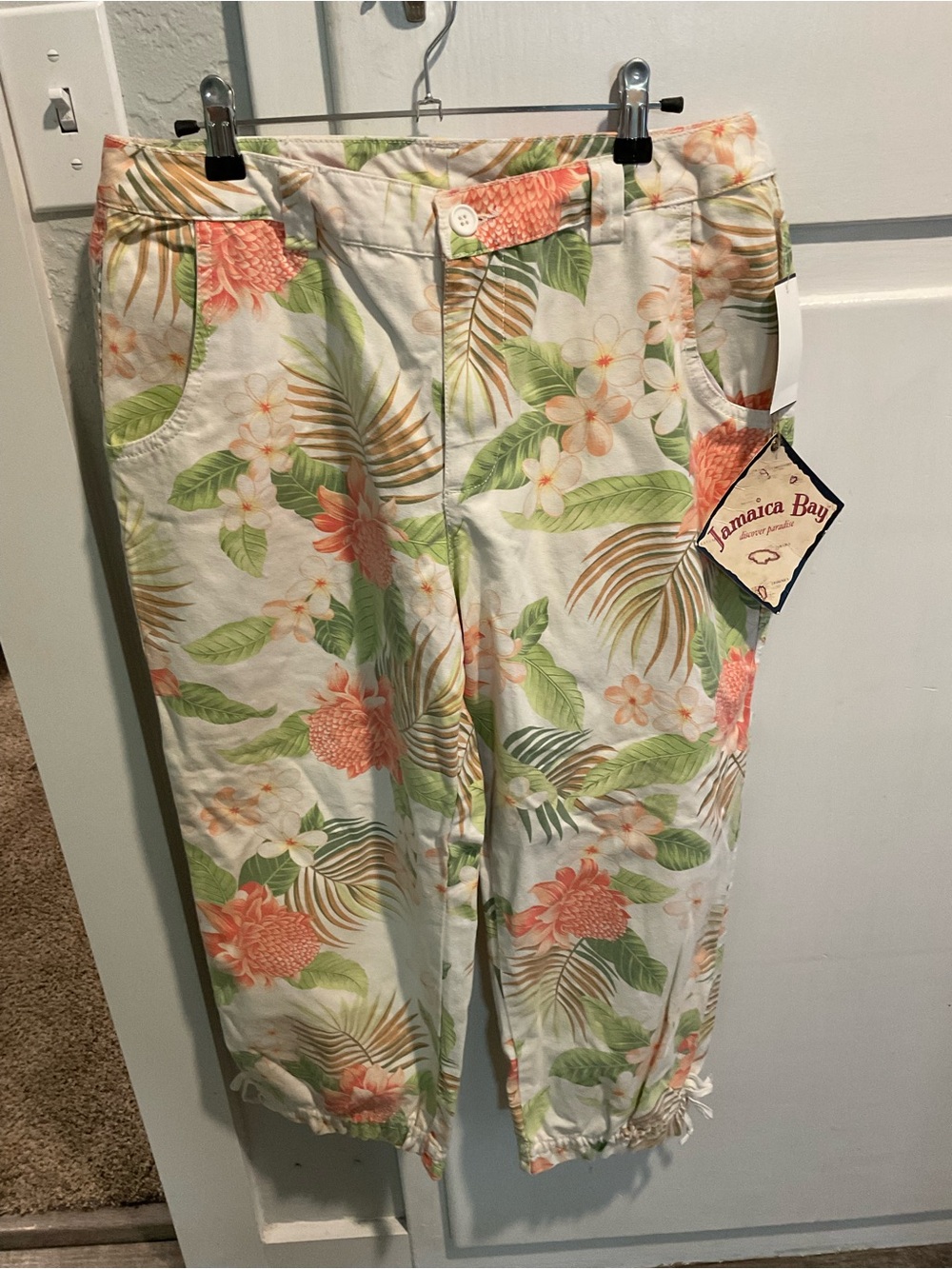 Jamaica Bay Floral Cropped Ankle Pants - White with Coral & Green